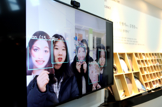 기계연구원 홍보전시관에 마련된 '실존과 비실존의 경계 1'의 작품에서 AI를 대상으로 직접 그린 얼굴과 진짜 사람 얼굴을 속이는 체험 장면. 기계연 제공